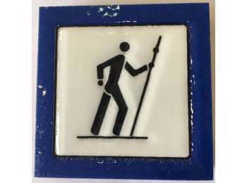 Aimant en céramique Pèlerin marchant fond Bleu MyL 5X5 cm