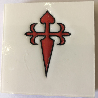 Aimant céramique Croix de Saint-Jacques fond blanc MyL 5X5 cm