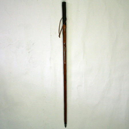 Bâton de pèlerin en châtaigne sculpté