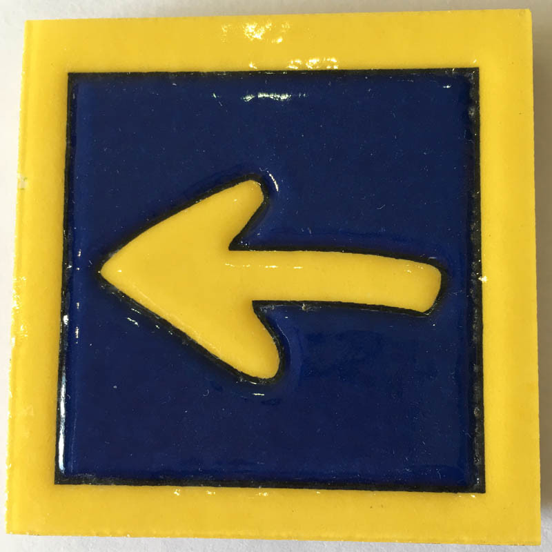 Aimant en céramique Flèche avec bord jaune MyL 5X5 cm