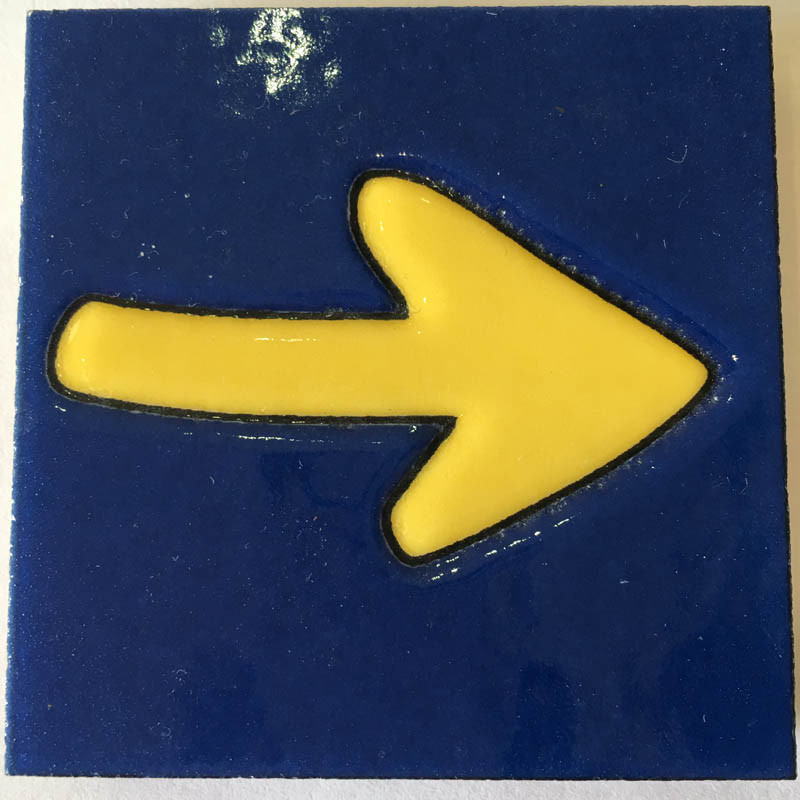 Aimant flèche en céramique fond Bleu MyL 5X5 cm