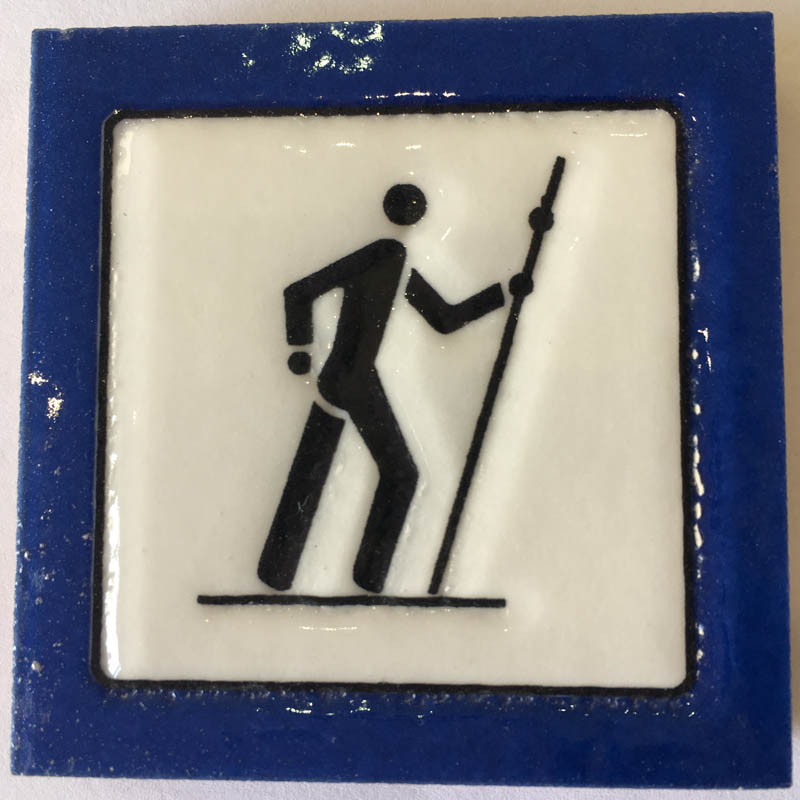 Aimant en céramique Pèlerin marchant fond Bleu MyL 5X5 cm